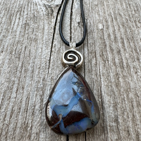 Boulder Opal Holds Earth, Water and Fire Elements. Brings a Zest Life. - Picture 6 of 9
